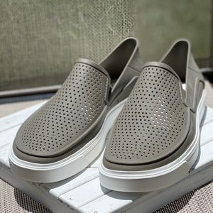 Crocs mens size 11 . New notags . Citi Lane Roka slip on